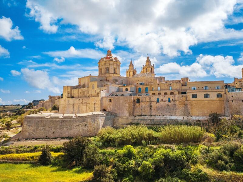 Co wpływa na długość lotu na Maltę?