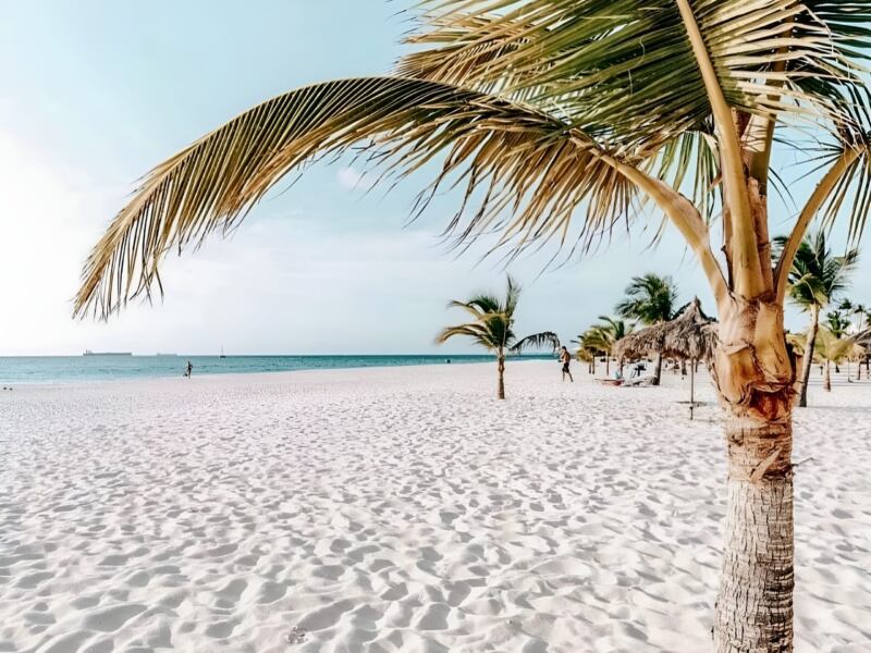 Co wpływa na długość lotu na Arubę?