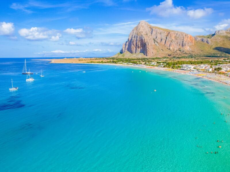 Co wpływa na długość lotu do Włoch?