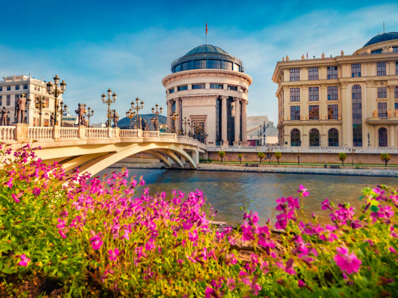 Czy są loty bezpośrednie z Polski do Macedonii i ile mogą trwać?