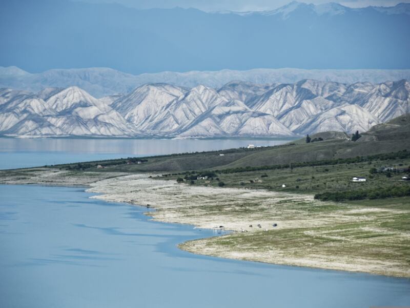 Czy są loty bezpośrednie z Polski do Kirgistanu i ile mogą trwać?