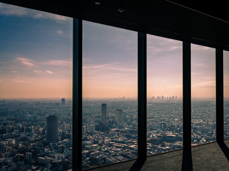 Co wpływa na długość lotu do Japonii?