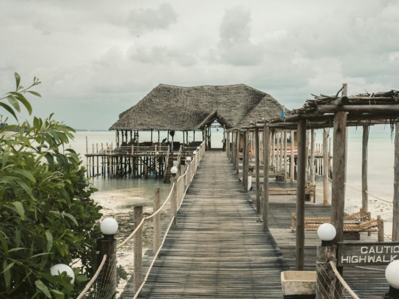 Czy są loty bezpośrednie z Polski na Zanzibar i ile mogą trwać?