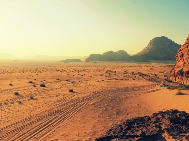 Co wpływa na długość lotu do Jordanii?