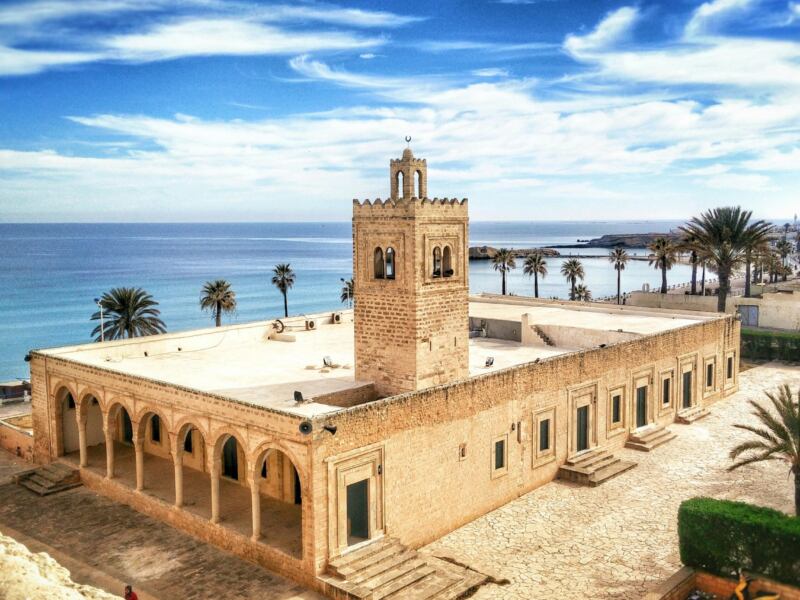 Czy są loty bezpośrednie z Polski do Tunezji i ile mogą trwać?