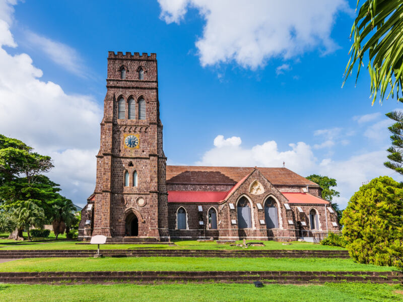 Czy są loty bezpośrednie z Polski na Saint Kitts i Nevis i ile mogą trwać?