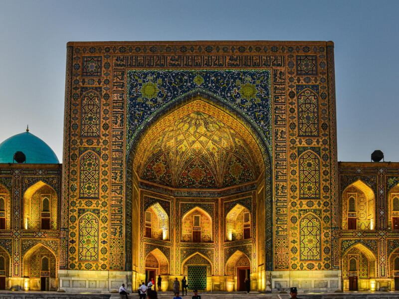 Co wpływa na długość lotu do Uzbekistanu?