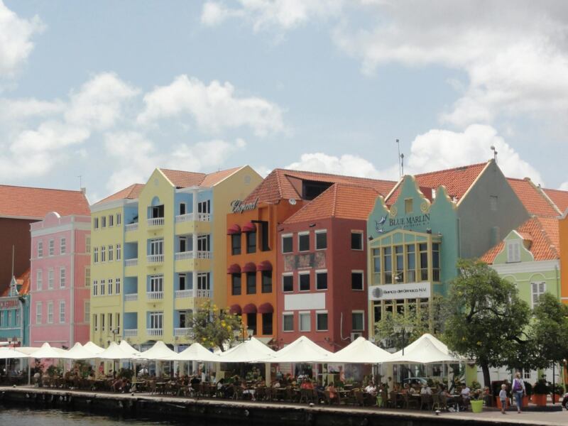 Co wpływa na długość lotu na Curacao?